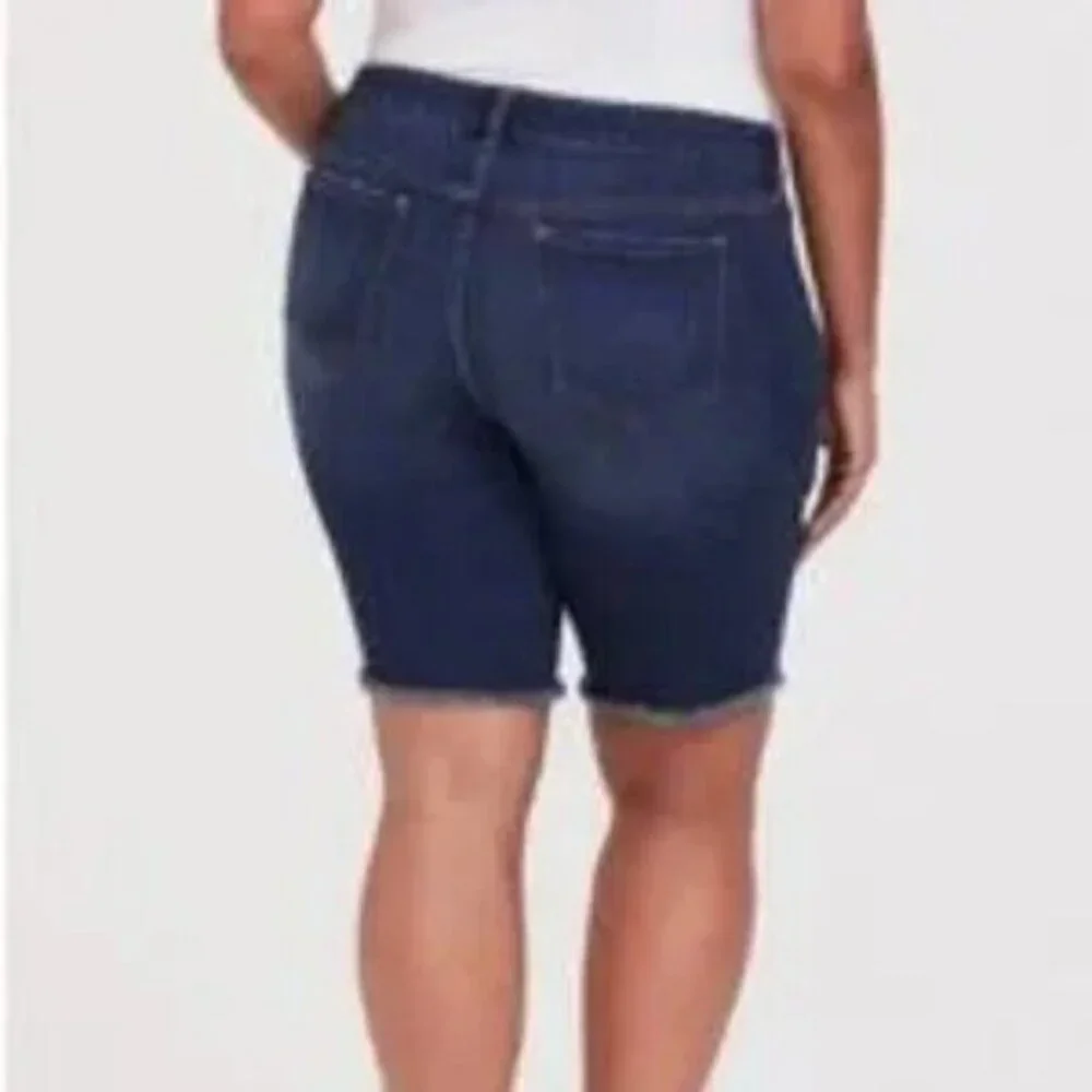 TORRID Bermuda denim boyfriend distressed low rise jean shorts size 22 - Picture 2 of 10
